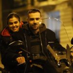Theo Rose Instagram – In seara asta e @clanulserial ♥️
N-am zis niciodata aici ce cred despre Denis. Pe la interviuri ne intreaba cum a fost sa filmam scenele de amor sau cele cu saruturi. La inceput am fost si eu stresata pentru scenele alea dar va spun cinstit, am avut noroc de un partener de joc extraordinar de bun si responsabil. Denis e un om cald si isi trateaza cu atata seriozitate munca incat nici n-am simtit diferenta dintre scenele care isi propuneau sa ne stanjeneasca si cele de dialog. 
Denis se spala pe dinti inainte de fiecare secventa care presupune saruturi ( poate radeti dar e o conditie esentiala ca secventa sa iasa bine), intreaba intotdeauna daca ma simt confortabil cu ce se intampla si ma protejeaza si ajuta pe set. 
Ca telespectator cred ca Denis a facut performanta in @clanulserial si abia astept sa-l mai vad si in alte productii. 
Multumesc, Deni @denishanganu_ 🫶🏽