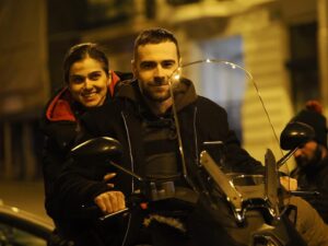 Theo Rose Instagram - In seara asta e @clanulserial ♥️
N-am zis niciodata aici ce cred despre Denis. Pe la interviuri ne intreaba cum a fost sa filmam scenele de amor sau cele cu saruturi. La inceput am fost si eu stresata pentru scenele alea dar va spun cinstit, am avut noroc de un partener de joc extraordinar de bun si responsabil. Denis e un om cald si isi trateaza cu atata seriozitate munca incat nici n-am simtit diferenta dintre scenele care isi propuneau sa ne stanjeneasca si cele de dialog. 
Denis se spala pe dinti inainte de fiecare secventa care presupune saruturi ( poate radeti dar e o conditie esentiala ca secventa sa iasa bine), intreaba intotdeauna daca ma simt confortabil cu ce se intampla si ma protejeaza si ajuta pe set. 
Ca telespectator cred ca Denis a facut performanta in @clanulserial si abia astept sa-l mai vad si in alte productii. 
Multumesc, Deni @denishanganu_ 🫶🏽