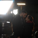 Theo Rose Instagram – In seara asta e @clanulserial ♥️
N-am zis niciodata aici ce cred despre Denis. Pe la interviuri ne intreaba cum a fost sa filmam scenele de amor sau cele cu saruturi. La inceput am fost si eu stresata pentru scenele alea dar va spun cinstit, am avut noroc de un partener de joc extraordinar de bun si responsabil. Denis e un om cald si isi trateaza cu atata seriozitate munca incat nici n-am simtit diferenta dintre scenele care isi propuneau sa ne stanjeneasca si cele de dialog. 
Denis se spala pe dinti inainte de fiecare secventa care presupune saruturi ( poate radeti dar e o conditie esentiala ca secventa sa iasa bine), intreaba intotdeauna daca ma simt confortabil cu ce se intampla si ma protejeaza si ajuta pe set. 
Ca telespectator cred ca Denis a facut performanta in @clanulserial si abia astept sa-l mai vad si in alte productii. 
Multumesc, Deni @denishanganu_ 🫶🏽