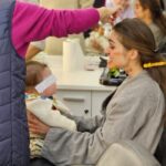 Theo Rose Instagram - Eu sunt o privilegiata a sortii. Clar, prost sa fii sa nu te urci intr-un tren care opreste la poarta ta, desi tu n-ai cale ferata la poarta. Nu radeti! Sunt si care nu se urca. Unii nu se urca pentru ca le ia prea mult sa se dumireasca daca e psihoza sau nu, altii pentru ca au rau de tren, altii pentru ca spun ca trenul e pentru saraci. Ei nu-nteleg ca atata timp cat e trafic si Lamborghini-ul tot la coada sta. Trenul are cale libera. Acuma, mai e si de trenul in care nimeresti. Cu cine pici pe tren. Ca si intalnirile astea sunt importante, desi ai zice ca o discutie in tren e doar ca sa mai treaca timpul. Ehh… Si unii coboara cand ajung la treaba lor, urca altii si tot asa. Si mai e partea cand trenul care te duce pe tine da peste cate un om. Asta e partea tragica. Atunci nu stii cum sa te simti. Conta oare daca nu te mai urcai?! Sau macar daca ai fi coborat nitel mai devreme… sau oricum ar fi mers altcineva in locul tau pana la capat?! Nu stiu…Ma duc cu asta ca pare ca ma duce bine. Si o sa ma rog pentru cei pe care i-a lovit. Ca trenul n-are mama, n-are tata. Nu stie cum e. Urcati?