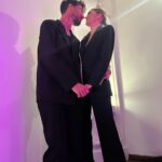 Theo Rose Instagram - Eu sunt o privilegiata a sortii. Clar, prost sa fii sa nu te urci intr-un tren care opreste la poarta ta, desi tu n-ai cale ferata la poarta. Nu radeti! Sunt si care nu se urca. Unii nu se urca pentru ca le ia prea mult sa se dumireasca daca e psihoza sau nu, altii pentru ca au rau de tren, altii pentru ca spun ca trenul e pentru saraci. Ei nu-nteleg ca atata timp cat e trafic si Lamborghini-ul tot la coada sta. Trenul are cale libera. Acuma, mai e si de trenul in care nimeresti. Cu cine pici pe tren. Ca si intalnirile astea sunt importante, desi ai zice ca o discutie in tren e doar ca sa mai treaca timpul. Ehh… Si unii coboara cand ajung la treaba lor, urca altii si tot asa. Si mai e partea cand trenul care te duce pe tine da peste cate un om. Asta e partea tragica. Atunci nu stii cum sa te simti. Conta oare daca nu te mai urcai?! Sau macar daca ai fi coborat nitel mai devreme… sau oricum ar fi mers altcineva in locul tau pana la capat?! Nu stiu…Ma duc cu asta ca pare ca ma duce bine. Si o sa ma rog pentru cei pe care i-a lovit. Ca trenul n-are mama, n-are tata. Nu stie cum e. Urcati?