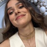 Theo Rose Instagram - Eu sunt o privilegiata a sortii. Clar, prost sa fii sa nu te urci intr-un tren care opreste la poarta ta, desi tu n-ai cale ferata la poarta. Nu radeti! Sunt si care nu se urca. Unii nu se urca pentru ca le ia prea mult sa se dumireasca daca e psihoza sau nu, altii pentru ca au rau de tren, altii pentru ca spun ca trenul e pentru saraci. Ei nu-nteleg ca atata timp cat e trafic si Lamborghini-ul tot la coada sta. Trenul are cale libera. Acuma, mai e si de trenul in care nimeresti. Cu cine pici pe tren. Ca si intalnirile astea sunt importante, desi ai zice ca o discutie in tren e doar ca sa mai treaca timpul. Ehh… Si unii coboara cand ajung la treaba lor, urca altii si tot asa. Si mai e partea cand trenul care te duce pe tine da peste cate un om. Asta e partea tragica. Atunci nu stii cum sa te simti. Conta oare daca nu te mai urcai?! Sau macar daca ai fi coborat nitel mai devreme… sau oricum ar fi mers altcineva in locul tau pana la capat?! Nu stiu…Ma duc cu asta ca pare ca ma duce bine. Si o sa ma rog pentru cei pe care i-a lovit. Ca trenul n-are mama, n-are tata. Nu stie cum e. Urcati?