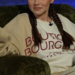 Theo Rose Instagram - CONCURS Familia Căutărescu din reclamele eMAG lipsește, iar vineri e deja Black Friday. Așa că eMAG m-a ales pe mine să vă spun tot ce trebuie să faceți ca să prindeți ofertele în ziua cu cele mai multe reduceri din an.​ ​Zis și făcut, dar parcă am uitat ceva... 🤔 Puneți în comentarii până pe 9 noiembrie minim 3 din cei 6 pași pe care i-am uitat și intrați în tragerea la sorți pentru unul din 5 vouchere eMAG în valoare de 200 de lei. Găsiți regulamentul în bio eMAG.​ #eMAG #ghid #blackfriday13 #ad
