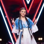 Theo Rose Instagram - Eu sunt o privilegiata a sortii. Clar, prost sa fii sa nu te urci intr-un tren care opreste la poarta ta, desi tu n-ai cale ferata la poarta. Nu radeti! Sunt si care nu se urca. Unii nu se urca pentru ca le ia prea mult sa se dumireasca daca e psihoza sau nu, altii pentru ca au rau de tren, altii pentru ca spun ca trenul e pentru saraci. Ei nu-nteleg ca atata timp cat e trafic si Lamborghini-ul tot la coada sta. Trenul are cale libera. Acuma, mai e si de trenul in care nimeresti. Cu cine pici pe tren. Ca si intalnirile astea sunt importante, desi ai zice ca o discutie in tren e doar ca sa mai treaca timpul. Ehh… Si unii coboara cand ajung la treaba lor, urca altii si tot asa. Si mai e partea cand trenul care te duce pe tine da peste cate un om. Asta e partea tragica. Atunci nu stii cum sa te simti. Conta oare daca nu te mai urcai?! Sau macar daca ai fi coborat nitel mai devreme… sau oricum ar fi mers altcineva in locul tau pana la capat?! Nu stiu…Ma duc cu asta ca pare ca ma duce bine. Si o sa ma rog pentru cei pe care i-a lovit. Ca trenul n-are mama, n-are tata. Nu stie cum e. Urcati?