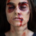 Theo Rose Instagram - Aici eram la proba de machiaj pentru secventele pe care le-ati urmarit aseara in @clanulserial . Am petrecut cateva zile cu ochiul drept inchis😂 @doracodita a facut o super treaba cu machiajul asta🔥