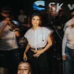 Theo Rose Instagram - Eu sunt o privilegiata a sortii. Clar, prost sa fii sa nu te urci intr-un tren care opreste la poarta ta, desi tu n-ai cale ferata la poarta. Nu radeti! Sunt si care nu se urca. Unii nu se urca pentru ca le ia prea mult sa se dumireasca daca e psihoza sau nu, altii pentru ca au rau de tren, altii pentru ca spun ca trenul e pentru saraci. Ei nu-nteleg ca atata timp cat e trafic si Lamborghini-ul tot la coada sta. Trenul are cale libera. Acuma, mai e si de trenul in care nimeresti. Cu cine pici pe tren. Ca si intalnirile astea sunt importante, desi ai zice ca o discutie in tren e doar ca sa mai treaca timpul. Ehh… Si unii coboara cand ajung la treaba lor, urca altii si tot asa. Si mai e partea cand trenul care te duce pe tine da peste cate un om. Asta e partea tragica. Atunci nu stii cum sa te simti. Conta oare daca nu te mai urcai?! Sau macar daca ai fi coborat nitel mai devreme… sau oricum ar fi mers altcineva in locul tau pana la capat?! Nu stiu…Ma duc cu asta ca pare ca ma duce bine. Si o sa ma rog pentru cei pe care i-a lovit. Ca trenul n-are mama, n-are tata. Nu stie cum e. Urcati?