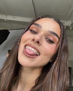 Theo Rose Instagram - Poze pe care am zis ca le postez si am uitat📸 Oamenii momentului, “ma bebe” aka @cristinaa.stefaniaa , “Dumnezeu” aka @monica_munteanu , “vtm” aka baietii mei, “no 1 sase saptamani” aka @andreiursumusic si “vocea Romaniei” aka @alessandra__official 😂♥️