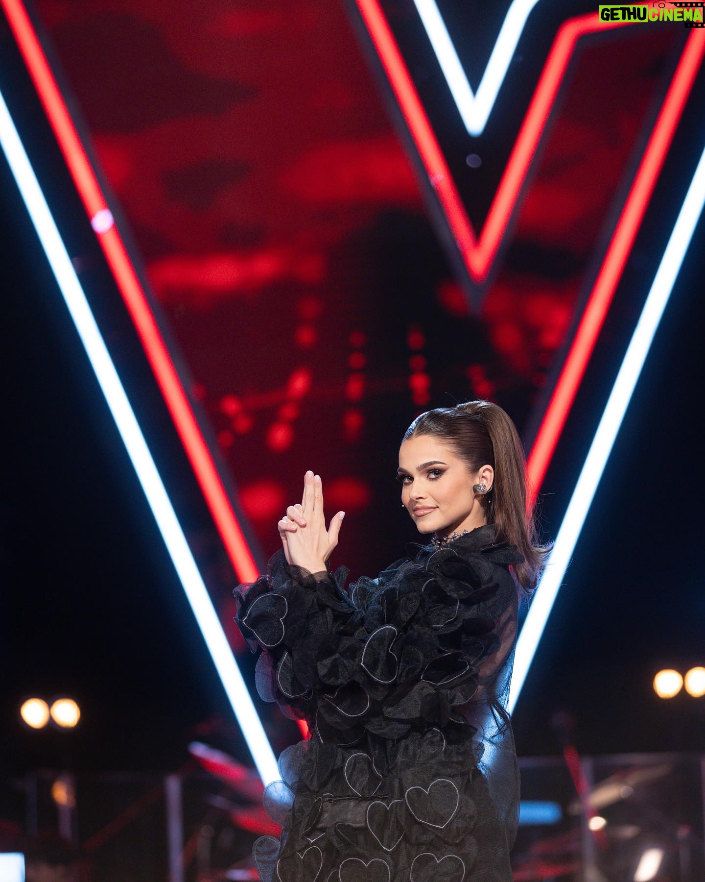 Theo Rose Instagram - In seara asta incep duelurile la @vocea_romaniei 🙈 Am muncit mult si am incercat sa ii provocam frumos. I-am iubit dupa zilele alea de repetitii. Sunt extraordinar de buni si de seriosi si am emotii pentru alegerile pe care le vom face. Stiu ca o voce buna nu poate fi definita de un moment si ca ea poate avea oricand o revenire spectaculoasa. Voi posta la story momente de la repetitii si de prin backstage. Va astept acolo♥️🙏🏽 #teamHoriaRoz Tinuta mea @pif.stephano 🔥