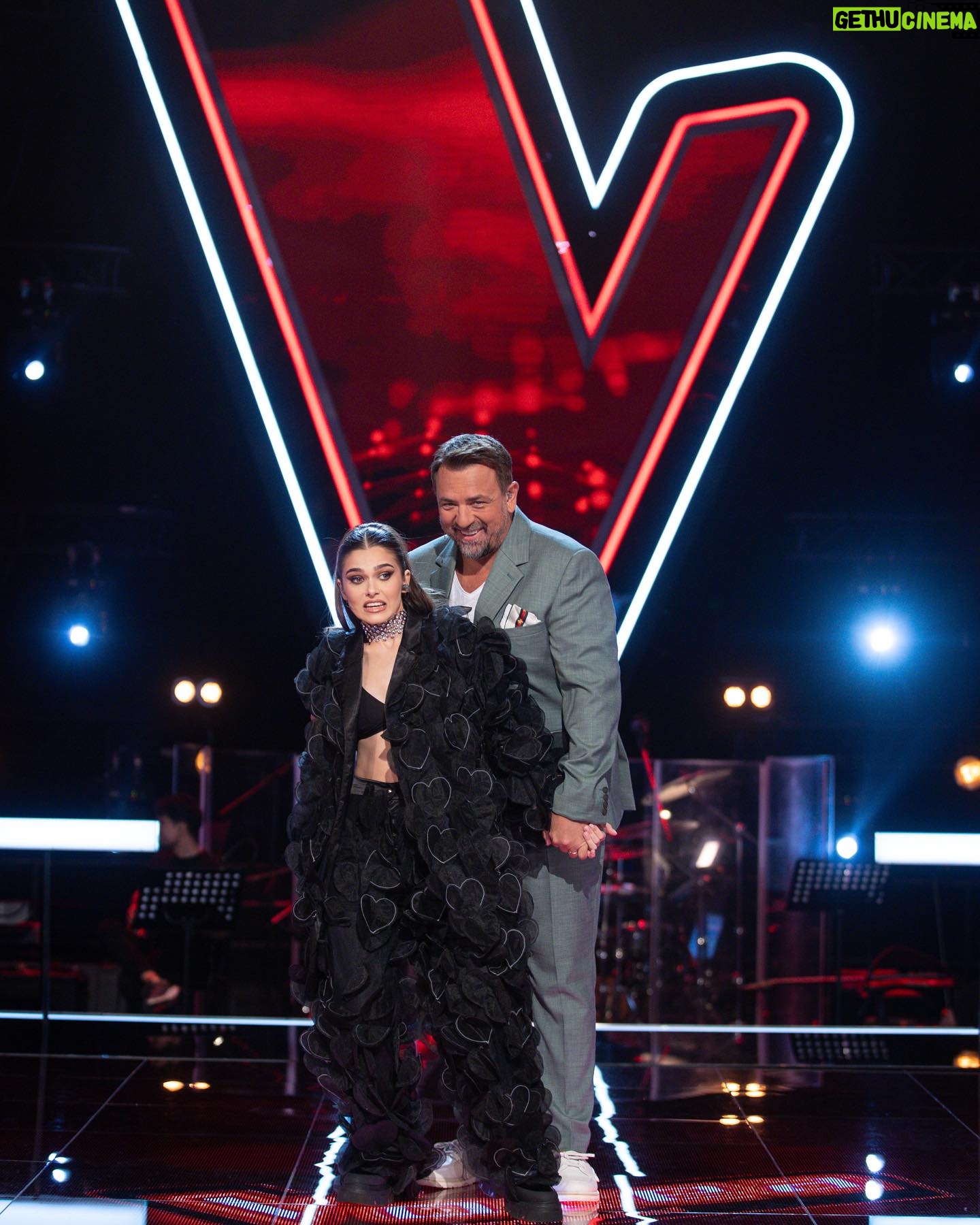 Theo Rose Instagram - In seara asta incep duelurile la @vocea_romaniei 🙈 Am muncit mult si am incercat sa ii provocam frumos. I-am iubit dupa zilele alea de repetitii. Sunt extraordinar de buni si de seriosi si am emotii pentru alegerile pe care le vom face. Stiu ca o voce buna nu poate fi definita de un moment si ca ea poate avea oricand o revenire spectaculoasa. Voi posta la story momente de la repetitii si de prin backstage. Va astept acolo♥️🙏🏽 #teamHoriaRoz Tinuta mea @pif.stephano 🔥