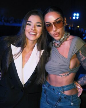Theo Rose Instagram - Poze pe care am zis ca le postez si am uitat📸
Oamenii momentului, “ma bebe” aka @cristinaa.stefaniaa , “Dumnezeu” aka @monica_munteanu , “vtm” aka baietii mei, “no 1 sase saptamani” aka @andreiursumusic si “vocea Romaniei” aka @alessandra__official 😂♥️