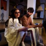 Theo Rose Instagram - In seara asta va usurez viata😂 Ii dau de ii suna apa-n cap:)) Un super ultim episod de @clanulserial sezonul 3. Multumim!♥️🙏🏽