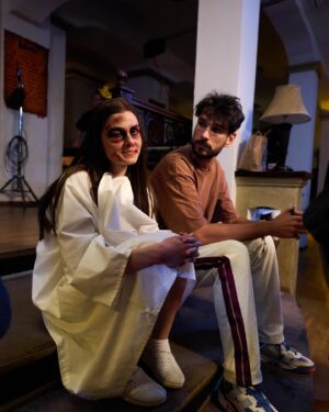 Theo Rose Instagram - In seara asta va usurez viata😂
Ii dau de ii suna apa-n cap:))
Un super ultim episod de @clanulserial sezonul 3.
Multumim!♥️🙏🏽
