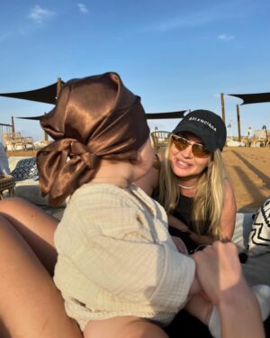 Theo Rose Instagram - Poze pe care am zis ca le postez si am uitat📸
Oamenii momentului, “ma bebe” aka @cristinaa.stefaniaa , “Dumnezeu” aka @monica_munteanu , “vtm” aka baietii mei, “no 1 sase saptamani” aka @andreiursumusic si “vocea Romaniei” aka @alessandra__official 😂♥️