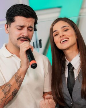 Theo Rose Instagram - Poze pe care am zis ca le postez si am uitat📸
Oamenii momentului, “ma bebe” aka @cristinaa.stefaniaa , “Dumnezeu” aka @monica_munteanu , “vtm” aka baietii mei, “no 1 sase saptamani” aka @andreiursumusic si “vocea Romaniei” aka @alessandra__official 😂♥️