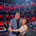Theo Rose Instagram - La multi ani, romani! Incepe @vocea_romaniei si ne-am pregatit sa cantam pentru voi in limba romana, piese pe care o sa va bucurati sa le auziti din nou. In echipa noastra sunt trei concurente exceptionale: Alexandra, Gilberta si Melissa. Va rog tare sa ajutati cu un vot pe cea care va cucereste inima. Dupa START VOT puteti trimite SMS la 1456 cu numele concurentei care credeti ca merita sa fie Vocea Romaniei. Multumim mult! Doamne ajuta!🙏🏽 #teamhoriaroz