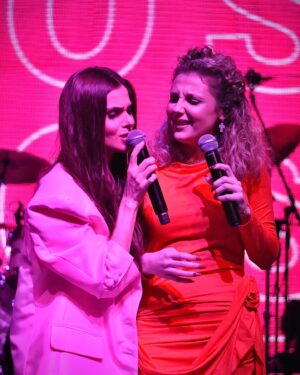 Theo Rose Instagram - Poze pe care am zis ca le postez si am uitat📸
Oamenii momentului, “ma bebe” aka @cristinaa.stefaniaa , “Dumnezeu” aka @monica_munteanu , “vtm” aka baietii mei, “no 1 sase saptamani” aka @andreiursumusic si “vocea Romaniei” aka @alessandra__official 😂♥️