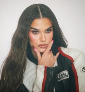 Theo Rose Instagram - Nu-mi aminteste nimeni sa mai arunc cate o poza pe instagram🤷🏼‍♀️
De pe la shooting…

MUA @claudiu.burca 
Hair @andreeaconstantinhair 
Styling @lucyfaur 
Geaca @check_the_space