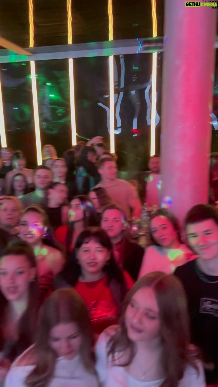 Theo Rose Instagram - Nu filmez des de pe scena. Ceva a fost diferit aici. Nu tot timpul cantam pentru mii de oameni. Se-ntampla sa fie si locuri mai mici, unde sa poti vedea fetele oamenilor mai bine, sa le vorbesti lor, nu unor umbre. Cred ca au fost momente mai bune in cantarea asta dar atat am pastrat eu in telefon:)) Voiam sa va spun ca incepem sa lucram pentru un turneu care n-are legatura cu playlist-ul de concerte obisnuit si ma gandesc sa-l organizez in locatii cu un numar mai mic de locuri. Imi place intimitatea asta. Sa vedem ce iese🤷🏼♀️