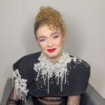 Theo Rose Instagram - La multi ani, romani! Incepe @vocea_romaniei si ne-am pregatit sa cantam pentru voi in limba romana, piese pe care o sa va bucurati sa le auziti din nou. In echipa noastra sunt trei concurente exceptionale: Alexandra, Gilberta si Melissa. Va rog tare sa ajutati cu un vot pe cea care va cucereste inima. Dupa START VOT puteti trimite SMS la 1456 cu numele concurentei care credeti ca merita sa fie Vocea Romaniei. Multumim mult! Doamne ajuta!🙏🏽 #teamhoriaroz