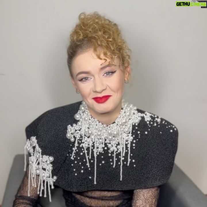 Theo Rose Instagram - La multi ani, romani! Incepe @vocea_romaniei si ne-am pregatit sa cantam pentru voi in limba romana, piese pe care o sa va bucurati sa le auziti din nou. In echipa noastra sunt trei concurente exceptionale: Alexandra, Gilberta si Melissa. Va rog tare sa ajutati cu un vot pe cea care va cucereste inima. Dupa START VOT puteti trimite SMS la 1456 cu numele concurentei care credeti ca merita sa fie Vocea Romaniei. Multumim mult! Doamne ajuta!🙏🏽 #teamhoriaroz