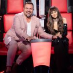 Theo Rose Instagram - Eu si domnul de langa mine suntem in seara asta in doua locuri concomitent. La @vocea_romaniei de la 20:30 si la Sala Palatului, la aniversarea celor 30 de ani de cariera in televiziune ai domnului. Dupa seara asta vom ramane cu 3 dintre cei 9 concurenti si ne pregatim de live-ul de pe 1 decembrie. Cine v-ar placea sa treaca in live-uri? Outfit @alinaavramofficial Styling @lucyfaur MUA @malvina_isfan Hair @andreeaconstantinhair