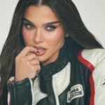Theo Rose Instagram – Nu-mi aminteste nimeni sa mai arunc cate o poza pe instagram🤷🏼‍♀️
De pe la shooting…

MUA @claudiu.burca 
Hair @andreeaconstantinhair 
Styling @lucyfaur 
Geaca @check_the_space