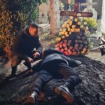 Theo Rose Instagram – O secventa grea, da! Mi-a fost frica de ea, nu va mint. Insa cea mai importanta deprindere pe care am capatat-o jucand in Clanul este libertatea. Libertatea pe care o dau textului sa-mi acceseze emotiile reale. Nu stiu cum am facut. Probabil din disperare. N-am vrut sa fiu slaba si mai mult decat atat, m-am gandit ca ar fi bine sa ma pot uita si peste cativa ani la ce fac acum. M-a ajutat tare echipa. Sunt asa de treaba ca m-am simtit foarte rapid in largul meu. Nu mi-a mai fost frica de ridicol. 
N-am trecut printr-o durere ca cea a Verei dar a trebuit sa mi-o imaginez si sa o simt cat de real posibil. Sunt convinsa ca se putea mai mult dar e un inceput. 
Incepe @clanulserial ♥️