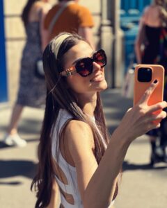 Theo Rose Instagram - Asta mai numesc si eu viață. Am fugit la Paris doua zile. Am vazut The Eras Tour aseara dar despre asta va povestesc intr-o postare separat. Sunt pentru prima data aici. Vad locuri pe care le-am intalnit in carti si Anghel si-a dat silinta sa am niste poze de aratat😂