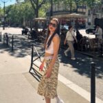 Theo Rose Instagram – Asta mai numesc si eu viață. Am fugit la Paris doua zile. Am vazut The Eras Tour aseara dar despre asta va povestesc intr-o postare separat. 
Sunt pentru prima data aici. Vad locuri pe care le-am intalnit in carti si Anghel si-a dat silinta sa am niste poze de aratat😂