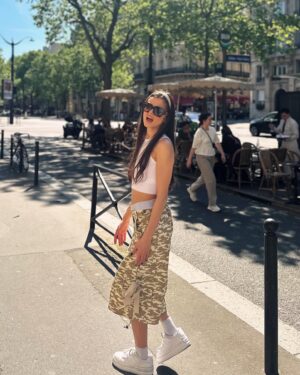 Theo Rose Instagram - Asta mai numesc si eu viață. Am fugit la Paris doua zile. Am vazut The Eras Tour aseara dar despre asta va povestesc intr-o postare separat. 
Sunt pentru prima data aici. Vad locuri pe care le-am intalnit in carti si Anghel si-a dat silinta sa am niste poze de aratat😂