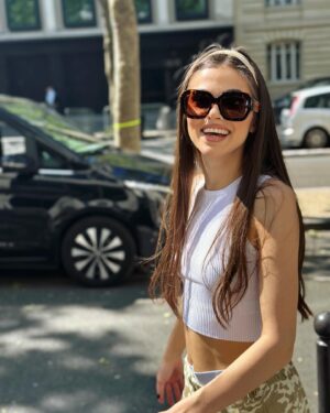 Theo Rose Instagram - Asta mai numesc si eu viață. Am fugit la Paris doua zile. Am vazut The Eras Tour aseara dar despre asta va povestesc intr-o postare separat. 
Sunt pentru prima data aici. Vad locuri pe care le-am intalnit in carti si Anghel si-a dat silinta sa am niste poze de aratat😂