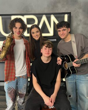 Theo Rose Instagram - Am facut piesa cu dragutii astia♥️
E pe youtube si peste tot.
@acoustic.boyz PULL UP!😍