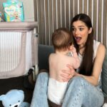 Theo Rose Instagram – Sasha a inceput sa ne imite. Profitam de asta si incercam sa-l invatam sa mearga de-a bușilea. Noi, cei mari, pare ca stim dintotdeauna cum se face asta. Mi-am dat seama ca nu e asa simplu de explicat cum se face😂. Oricum, copilul are nevoie de confort in timpul lectiilor si in general, in perioada asta in care a devenit atat de activ. Pentru asta am ales Pampers premium care. Revenim cu video cand incepem sa ne descurcam mai bine. 

@pampers_romania ♥️

#AD #PampersPreemies