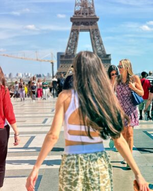 Theo Rose Instagram - Asta mai numesc si eu viață. Am fugit la Paris doua zile. Am vazut The Eras Tour aseara dar despre asta va povestesc intr-o postare separat. 
Sunt pentru prima data aici. Vad locuri pe care le-am intalnit in carti si Anghel si-a dat silinta sa am niste poze de aratat😂