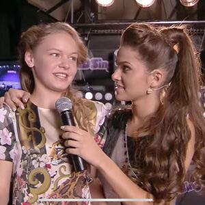 Theo Rose Instagram - Da, in poza suntem eu si finalista noastra de la Vocea Romaniei, acum 10 ani, la un concurs de voci pentru copii. Eu eram co-prezentator pentru prima data, ea concurenta. 
Dupa ce a cantat la auditiile pe nevazute de la Vocea, conducand-o spre Pavel i-am spus ca am senzatia ca ne stim si atunci mi-a amintit de unde.
Nu cred in intamplari. Pe vremea pozei eu doar visam sa fiu ca Melisa de astazi. 
Intalnirea de acum 10 ani ne-a adus impreuna astazi in finala de la Vocea Romaniei si iat-o pe Melisa la un pas de a castiga. 

Sunt 5 luni de entuziasm, repetitii, discutii, certuri, plansete apoi din nou extaz dupa trecerea intr-o alta etapa a concursului. 
Relatia noastra de trei a functionat cam asa: eu si Horia venim cu propuneri de piese, alegem impreuna cu Melisa una dintre ele, merge acasa, se intoarce, canta si Horia zice “NU asa!”, Melisa plange, eu incep munca de convingere cu Horia. Ne dam peste cap pana facem sa ne placa tuturor. Rezultatul? Succes de fiecare data:)) Dar adevarul e ca tot timpul am fost stresati inainte de momentele Melisei. De fiecare data a avut partituri grele si emotii mari. 
Gata! Nu mai e timp.
Incepe Vocea Romaniei. Incepe Melisa.
Daca va place, s-o votati! 

Se da SMS cu textul MELISA la 1456 dupa Start Vot. 

Succes tuturor si Doamne ajuta! Sa fie VOCE!♥️

#teamhoriaroz #MELISA #VoceaRomaniei