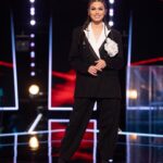 Theo Rose Instagram – Tinuta asta a fost una dintre preferatele mele din sezonul 11 de @vocea_romaniei .
Mi-am dorit un costum frumos si @alinaavramofficial s-a ocupat. 
@lucyfaur se ocupa sa imi satisfaca toate fanteziile stilistice atat de rudimentare:))
Codite marca @andreeaconstantinhair si make up @malvina_isfan , surorile mele cuminti.