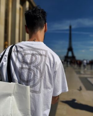 Theo Rose Instagram - Asta mai numesc si eu viață. Am fugit la Paris doua zile. Am vazut The Eras Tour aseara dar despre asta va povestesc intr-o postare separat. 
Sunt pentru prima data aici. Vad locuri pe care le-am intalnit in carti si Anghel si-a dat silinta sa am niste poze de aratat😂