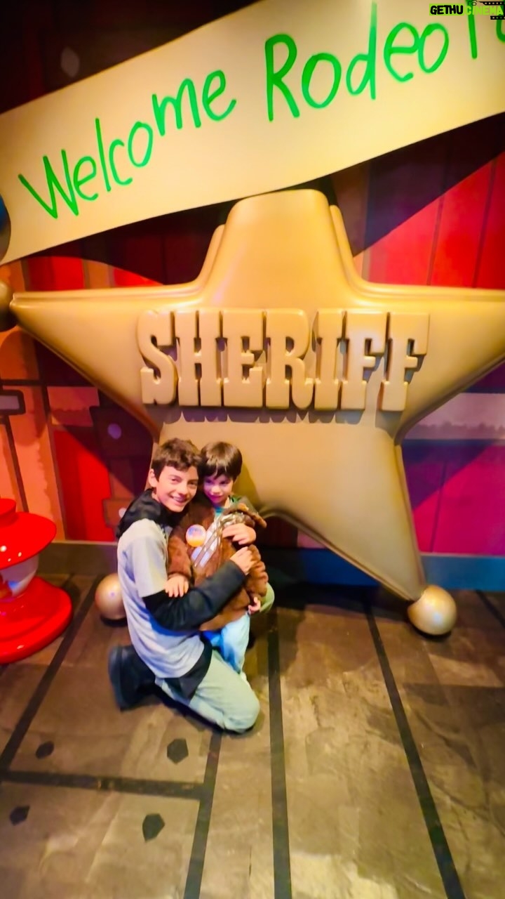 Thiago Fragoso Instagram - Resumo do primeiro dia de magia no #disneyhollywoodstudios ! Todo mundo feliz com atrações pra todas as idades, muitas novidades e a emoção que não falta por aqui… Sempre digo pra Mariana que dessa vez não vou chorar no #fantasmic mas não tem jeito… 💙 Obrigado a @4waytrip e a @pamevents por um dia que vamos levar no coração. @disenra @vapiovesan @sarahdansiger @marcinhasenra @marivaz #4waytrip #assesoriapamevents