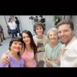 Thiago Fragoso Instagram - Uma terça-feira normal na firma! 💙❤️🌟☺️ Alto astral, sempre! É a turma da Cotinha! 😂 @alessandranegrini @vanessagiacomo @analuciatorre @oguilhermecabral @romuloestrela @rgazolla #andrebarros #travessia #elenco #atriz #ator #acting
