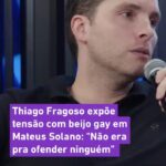 Thiago Fragoso Instagram - PRIMEIRO BEIJO GAY NA GLOBO 🏳️‍🌈 Thiago Fragoso esteve no último Otalab e contou um pouco da tensão nos bastidores do primeiro beijo gay da TV brasileira entre Nico, seu personagem, e Félix (Mateus Solano) em Amor à Vida. O ator revela que o primeiro beijo que eles gravaram foi um estalinho, mas que não ficou bom na tela e foi descartado. Eles usaram o beijo de Tarcísio Meira e Glória Meneses como inspiração para transmitir desejo e paixão comedidos pela televisão à moda antiga. "Não é um beijo pra ofender ninguém", comenta Thiago, que na época não tinha certeza se a cena iria ao ar até o momento da transmissão da novela, mas depois foi mundialmente repercutido pela imprensa. "A gente foi parar num clipe da Beyoncé, foi uma coisa muito especial", completou o ator. 👉 Assista ao papo completo com Thiago Fragoso clicando no link dos destaques do 'Otalab'! #OtalabNoUOL #otavianocosta #thiagofragoso #amoràvida #beijogay