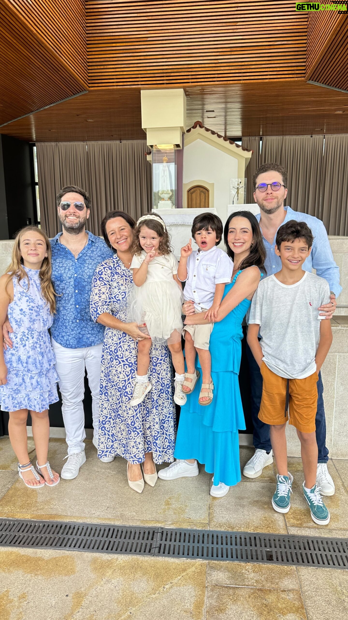 Thiago Fragoso Instagram - ✨Ontem foi dia de batizado duplo! Nosso pequeno Martin e nossa afilhada mais linda e levada, Maya! Martin, bebê de pandemia, esperou um tempão pra esse dia chegar… E foi muito diferente do batizado do Ben! Com o Ben a gente fez uma festa depois, convidamos gente pra caramba… Já o do Martin teve pouca gente, muito amor e muito calor! Obrigado, papai do céu, pelas bençãos… Obrigado aos padrinhos pela amizade e amor eternos celebrados pela cerimônia. 🤍 #amor #proteção #família @disenra @vapiovesan @joanarosenfeld