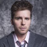 Thiago Fragoso Instagram - Oi, pessoal! Hoje venho com muita gratidão fazer dois anúncios pra vocês. O primeiro é o fim de um ciclo de vinte e três anos de exclusividade com a Tv Globo. Tenho muito orgulho desse período repleto de personagens marcantes pra mim, dentre eles os xodós: Nando de O Clone, Capitão Estevão da Casa das Sete Mulheres, Marcos em O Profeta, Márcio Hayalla em O Astro, Edgar em Lado a Lado, Niko em Amor a Vida, Patrick em O Outro Lado do Paraíso e Alan Máximo em Salve-se Quem Puder! Foram novelas que abordaram mazelas sociais importantes, ganharam Emmys, fizeram muito sucesso e ajudaram a criar a relação mais importante de todas, a minha relação com vocês que me acompanham. O segundo anúncio é sobre o longa francês Kali. Era uma vontade antiga fazer uma produção internacional e nesse filme tenho a oportunidade de atuar em inglês! Um ciclo novo se inicia. Estou muito animado em trabalhar nas multiplataformas em projetos que antes não seriam possíveis. Mas não se preocupem: não abandonei as novelas! Projetos pontuais com a Tv Globo também acontecerão, naturalmente…. Quero embarcar em novos personagens complexos com histórias desafiadoras. A estrada só está começando. E você? Qual foi o personagem que mais te marcou? Deixa nos comentários! #robertotalma #mariomarciobandarra @walcyrcarrasco @mendoncafilhomauro @carvalho5028 #viniciuscoimbra @clau_lage @joaoximenesbraga #danielfilho @alcidesnogueira #geraldocarneiro @jaymemonjardim @gloriafperez @mateusolanooficial @cissaguimaraes @mariaadelaideamaral @danielortizautor @fredmayrink #ivaniribeiro #janeteclair @tvglobo @gshow @globoplay @globoportugal @globointernacional