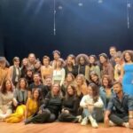 Thiago Fragoso Instagram – Essa semana vivi uma experiência incrível que quero dividir com vocês. 
Aprendi uma nova técnica de interpretação muito especial que, além do seu uso imediato, visa a sublinhar a catarse do ator e do público através da sublimação de dores e mazelas pessoais numa vitória simbólica… 
A @marivaz que entrou em contato e me deu o livro de presente… queria ter feito a masterclass ano passado mas tava em novela! Esse ano deu certo!
Nessa jornada extremamente curta e intensa (dois dias inteiros focados só nisso) eu tive a alegria de estar junto com a minha amiga @flaviaalessandra ! Deixei algumas fotos da cena que trabalhamos pra vocês… Não poderia ter tido melhor parceira pra essa experiência. Aliás, já fizemos outros cursos juntos e isso está virando uma tradição! 😂
Mal posso esperar pra mostrar pra vocês essa técnica na prática! 
Muito contente e realizado? Com certeza! 😘😎
@marinarigueiramentoria @marina_rigueira Obrigado por proporcionar esse mergulho tão importante! 
Obrigado @gammafilmes !! 
@ivanachubbuckstudio you are the best! I saved everything I learned this in a very special place in my heart! Can’t wait to do it again.
💙🌟❤️

#ator #atriz #actor #acting #masterclass #ivanachubbuck #thepoweroftheactor #tbt 
#fotos @74picture 🙏🏼