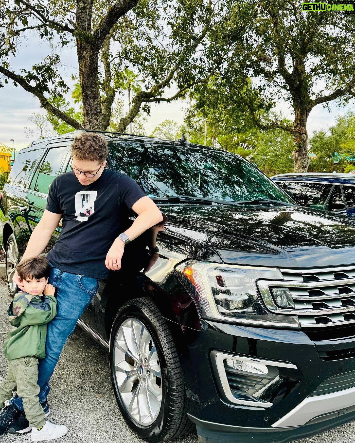 Thiago Fragoso Instagram - Quando você está pronto pro rolê com a família toda! Obrigado @freedomrentalcars por nos proporcionar uma experiência fantástica e nos levar pra todo lugar. Ser atendido por uma empresa brasileira nessas horas faz toda a diferença! @freedomrentalcars @pamevents #freedomrentalcars #pamevents