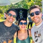 Thiago Fragoso Instagram - Gravando com esses dois amores. 💙❤️ @vanessagiacomo @romuloestrela #travessia #sunglasses