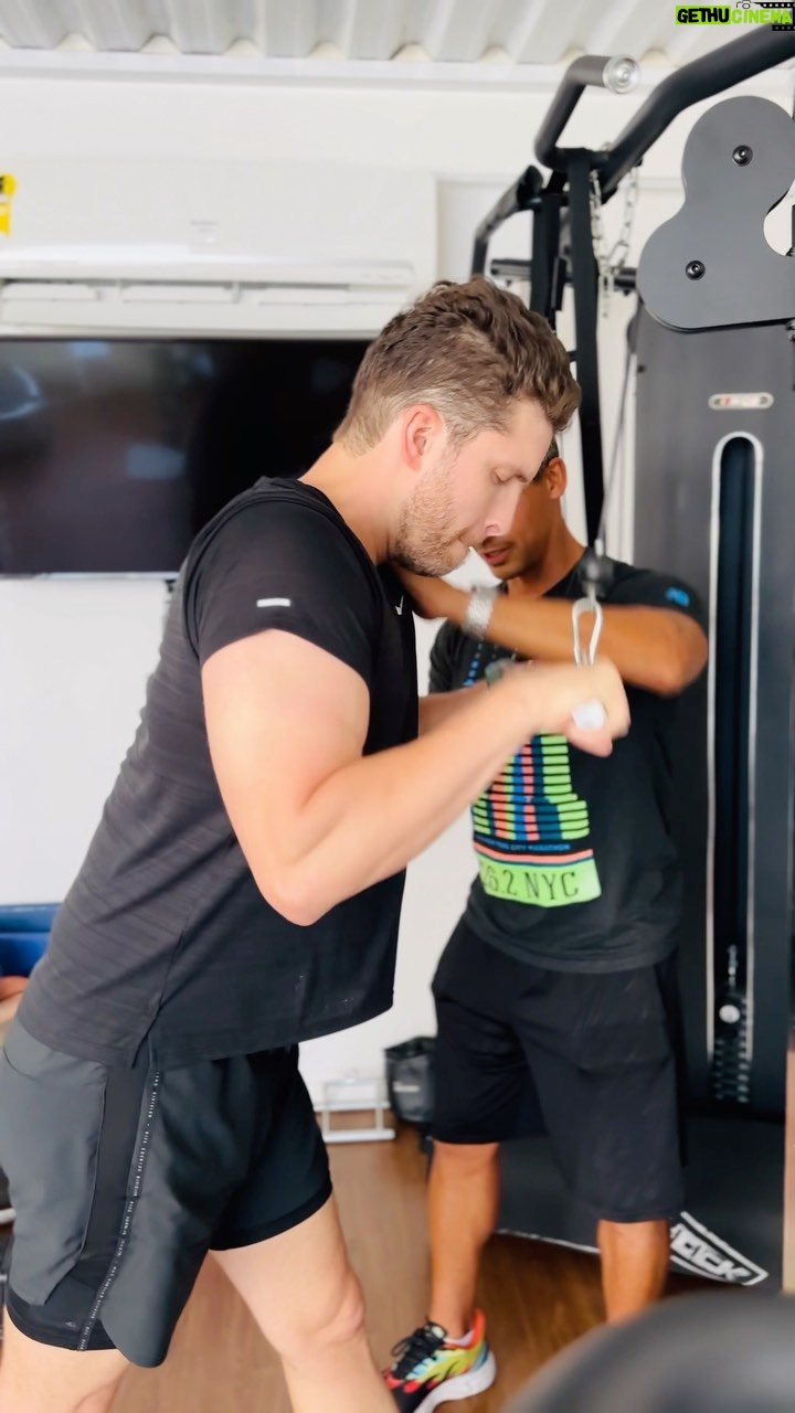 Thiago Fragoso Instagram - Sem descuidar da saúde! 🙌🏼 💙🌟❤️ Vídeo @marivaz @tfthiagofranco #boanoite #nopainnogain