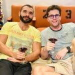 Thiago Fragoso Instagram - Visitinha, em casa, hoje! Meu irmão caçula que, hoje, toma vinho comigo… Mas ainda temos tempo pro #ps5 … E pra sessão de #dnd5e na Quarta. 🤓 @leco.fragoso Foto @marivaz 😍 #irmãos #brothers