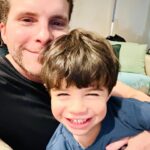 Thiago Fragoso Instagram - Últimas fotos do meu caçula com dois anos… O coração fica como? #maioramordomundo #eueele #tintin #martin
