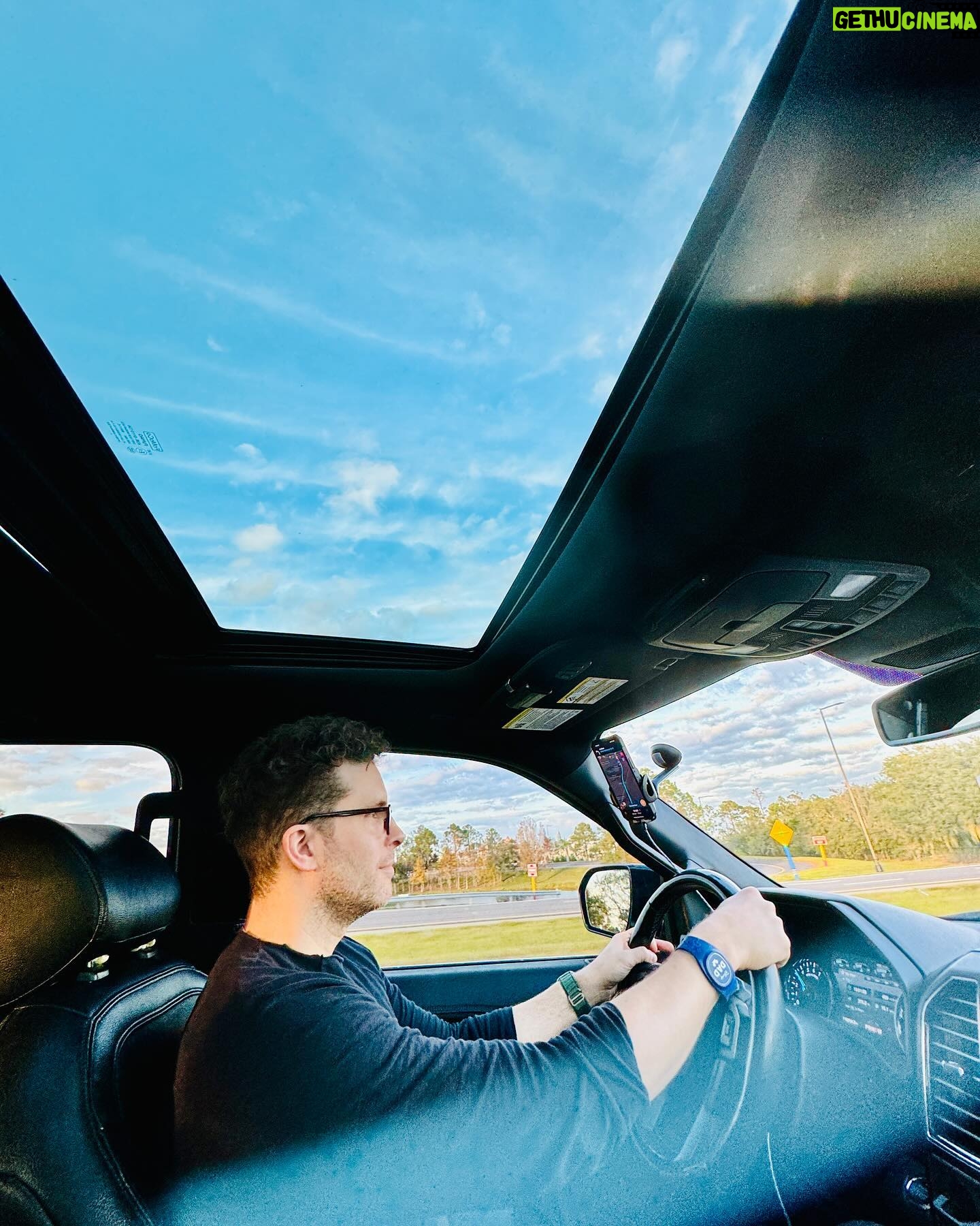 Thiago Fragoso Instagram - Quando você está pronto pro rolê com a família toda! Obrigado @freedomrentalcars por nos proporcionar uma experiência fantástica e nos levar pra todo lugar. Ser atendido por uma empresa brasileira nessas horas faz toda a diferença! @freedomrentalcars @pamevents #freedomrentalcars #pamevents