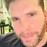 Thiago Fragoso Instagram - Essa música ocupa um lugar muito especial no meu coração… Acho que foi a primeira música que ouvi do @djavanoficial ! Porta de entrada pro trabalho desse cara absolutamente genial. Já entenderam que estou num mood romântico em 2023, né? Hahahah Quem já ouviu #Oceano e ficou viajando fazendo mil filmes na cabeça? 🙋🏽‍♂️ #boanoite #nightnight